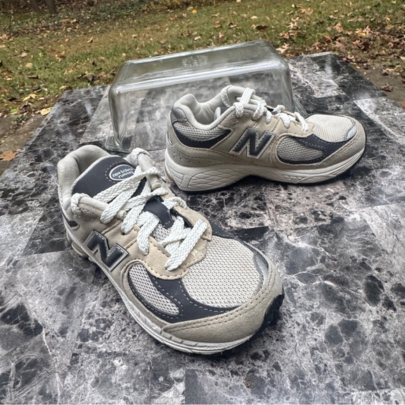 New Balance 2002R Sneakers Size 11 Boys - Picture 12 of 14
